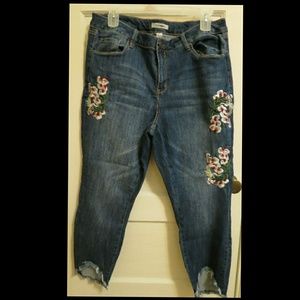 Flower Embroidered Frayed Plus Size Highwaist Jean